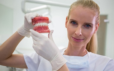 שיניים תותבות זמינות בצורות ובגדלים שונים